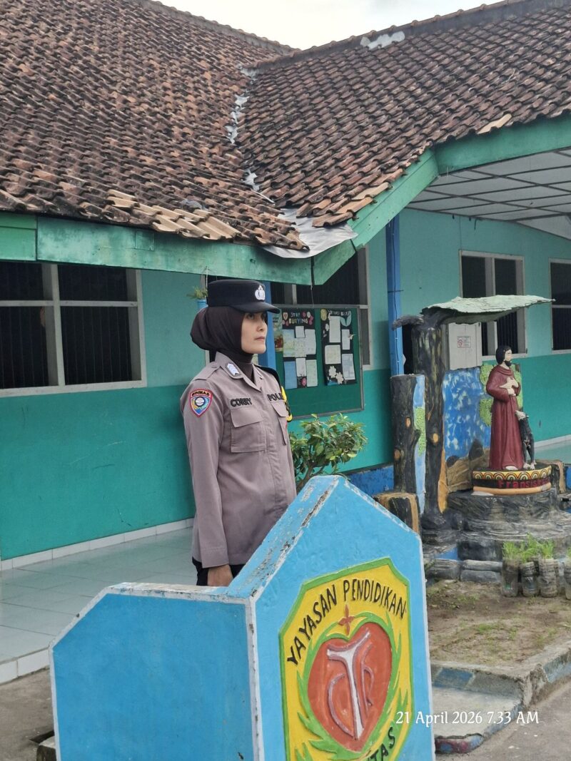Bhabinkamtibmas Bripka Corry saat bertindak sebagai Pembina Upacara peringatan Hari Kartini di SDN Charitas 03, Desa Karang Tengah, Kabupaten OKU Timur. 