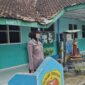 Bhabinkamtibmas Bripka Corry saat bertindak sebagai Pembina Upacara peringatan Hari Kartini di SDN Charitas 03, Desa Karang Tengah, Kabupaten OKU Timur. 