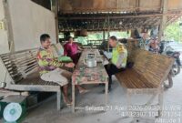 Personel Polsek Buay Madang Timur melaksanakan giat sambang di Desa Pengandonan. Sambil duduk santai dan berbincang bersama warga, petugas memberikan himbauan agar kita semua tetap waspada dan peduli dengan keamanan lingkungan sekitar.