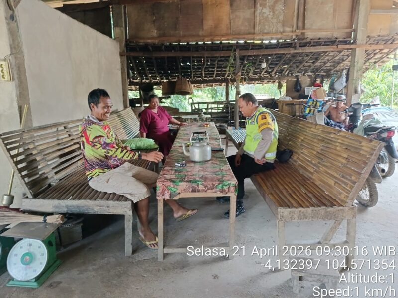Personel Polsek Buay Madang Timur melaksanakan giat sambang di Desa Pengandonan. Sambil duduk santai dan berbincang bersama warga, petugas memberikan himbauan agar kita semua tetap waspada dan peduli dengan keamanan lingkungan sekitar.
