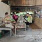 Personel Polsek Buay Madang Timur melaksanakan giat sambang di Desa Pengandonan. Sambil duduk santai dan berbincang bersama warga, petugas memberikan himbauan agar kita semua tetap waspada dan peduli dengan keamanan lingkungan sekitar.