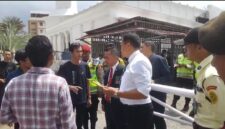 Saat Front Perlawanan Rakyat Kabupaten Ogan Komering Ulu (OKU) menggelar aksi damai di halaman Pengadilan Negeri Palembang, Rabu (21/4/2026).