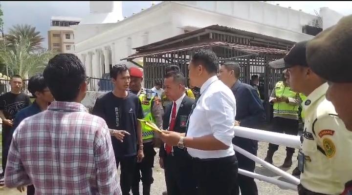 Saat Front Perlawanan Rakyat Kabupaten Ogan Komering Ulu (OKU) menggelar aksi damai di halaman Pengadilan Negeri Palembang, Rabu (21/4/2026).