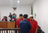 Saat ketiga terdakwa usai jalani sidang pembacaan tuntutan di persidangan yang digelar di PN palembang, selasa (21/4/2026)