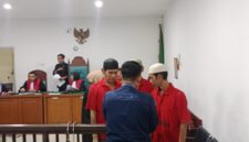 Saat ketiga terdakwa usai jalani sidang pembacaan tuntutan di persidangan yang digelar di PN palembang, selasa (21/4/2026)