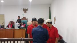 Saat ketiga terdakwa usai jalani sidang pembacaan tuntutan di persidangan yang digelar di PN palembang, selasa (21/4/2026)