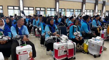 443 jemaah calon haji kloter pertama asal Kabupaten OKU Timur yang telah tiba di Asrama Haji Embarkasi Palembang, Selasa (21/4/2026). Foto: Tia