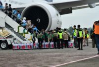 443 Jemaah Calon Haji (JCH) kloter pertama asal OKU Timur saat akan memasuki pesawat menuju ke Madinah melalui Bandara Internasional SMB II Palembang, Rabu (22/4/2026). Foto: dok Kemenhaj Sumsel