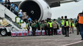443 Jemaah Calon Haji (JCH) kloter pertama asal OKU Timur saat akan memasuki pesawat menuju ke Madinah melalui Bandara Internasional SMB II Palembang, Rabu (22/4/2026). Foto: dok Kemenhaj Sumsel