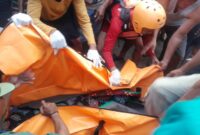 Korban saat dievakuasi menuju rumah duka. Foto: Basarnas Palembang.