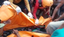 Korban saat dievakuasi menuju rumah duka. Foto: Basarnas Palembang.