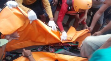 Korban saat dievakuasi menuju rumah duka. Foto: Basarnas Palembang.