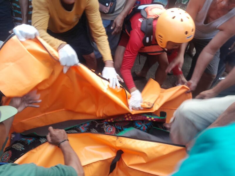 Korban saat dievakuasi menuju rumah duka. Foto: Basarnas Palembang.