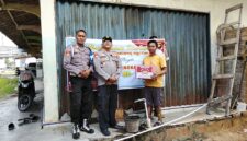 Kapolsek Buay Madang Timur, IPTU Swisspo (tengah), secara simbolis menyerahkan paket sembako kepada salah satu warga penerima manfaat di wilayah Buay Madang Timur. 