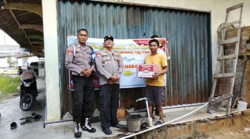 Kapolsek Buay Madang Timur, IPTU Swisspo (tengah), secara simbolis menyerahkan paket sembako kepada salah satu warga penerima manfaat di wilayah Buay Madang Timur. 