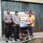 Kapolsek Buay Madang Timur, IPTU Swisspo (tengah), secara simbolis menyerahkan paket sembako kepada salah satu warga penerima manfaat di wilayah Buay Madang Timur. 
