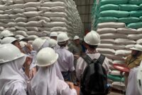 Pimpinan Wilayah Perum Bulog Kanwil Sumsel Babel, Ihsan saat memberikan edukasi terhadap pelajar yang sedsng melakukan kunjungan ke Gudang Bulog Sukamaju, Palembang, Rabu (22/4/2026). Foto: Tia