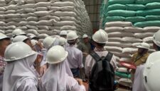 Pimpinan Wilayah Perum Bulog Kanwil Sumsel Babel, Ihsan saat memberikan edukasi terhadap pelajar yang sedsng melakukan kunjungan ke Gudang Bulog Sukamaju, Palembang, Rabu (22/4/2026). Foto: Tia