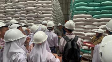 Pimpinan Wilayah Perum Bulog Kanwil Sumsel Babel, Ihsan saat memberikan edukasi terhadap pelajar yang sedsng melakukan kunjungan ke Gudang Bulog Sukamaju, Palembang, Rabu (22/4/2026). Foto: Tia