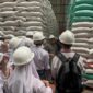 Pimpinan Wilayah Perum Bulog Kanwil Sumsel Babel, Ihsan saat memberikan edukasi terhadap pelajar yang sedsng melakukan kunjungan ke Gudang Bulog Sukamaju, Palembang, Rabu (22/4/2026). Foto: Tia