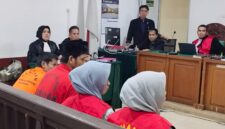 Saat empat terdakwa dihadirkan di persidangan yang digelar di PN Palembang, Rabu (22/4/2026)