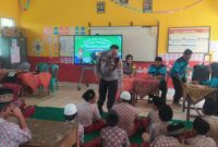 Kapolsek Buay Madang Timur IPTU Swisspo, S.H., M.H., memberikan arahan kepada siswa-siswi SDN Sumber Asri, Desa Kedung Rejo. 