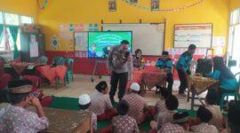 Kapolsek Buay Madang Timur IPTU Swisspo, S.H., M.H., memberikan arahan kepada siswa-siswi SDN Sumber Asri, Desa Kedung Rejo. 