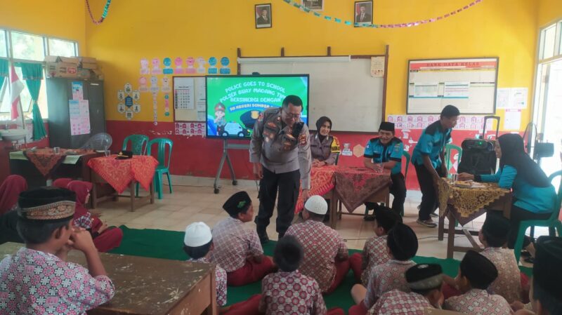 Kapolsek Buay Madang Timur IPTU Swisspo, S.H., M.H., memberikan arahan kepada siswa-siswi SDN Sumber Asri, Desa Kedung Rejo. 