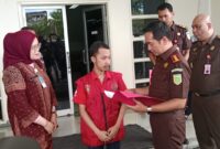 Kepala Kejari Palembang, Muhammad Ali Akbar, SH.MH.menyerahkan terpidana kasus penggelapan untuk menjalani hukuman kerja sosial melalui mekanisme plea bargaining, Kamis (23/4/2026).