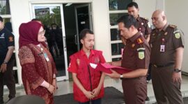 Kepala Kejari Palembang, Muhammad Ali Akbar, SH.MH.menyerahkan terpidana kasus penggelapan untuk menjalani hukuman kerja sosial melalui mekanisme plea bargaining, Kamis (23/4/2026).