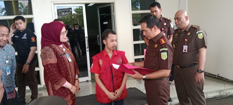 Kepala Kejari Palembang, Muhammad Ali Akbar, SH.MH.menyerahkan terpidana kasus penggelapan untuk menjalani hukuman kerja sosial melalui mekanisme plea bargaining, Kamis (23/4/2026).