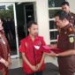 Kepala Kejari Palembang, Muhammad Ali Akbar, SH.MH.menyerahkan terpidana kasus penggelapan untuk menjalani hukuman kerja sosial melalui mekanisme plea bargaining, Kamis (23/4/2026).