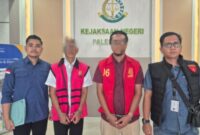 Petugas Kejaksaan Negeri Palembang bersama tersangka usai pelaksanaan tahap II (penyerahan tersangka dan barang bukti) dalam perkara dugaan korupsi BPFK dan UPF-PFK, Kamis (24/4/2026).