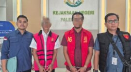 Petugas Kejaksaan Negeri Palembang bersama tersangka usai pelaksanaan tahap II (penyerahan tersangka dan barang bukti) dalam perkara dugaan korupsi BPFK dan UPF-PFK, Kamis (24/4/2026).
