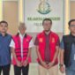 Petugas Kejaksaan Negeri Palembang bersama tersangka usai pelaksanaan tahap II (penyerahan tersangka dan barang bukti) dalam perkara dugaan korupsi BPFK dan UPF-PFK, Kamis (24/4/2026).