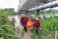 Korban saat dievakuasi ke daratan. Foto: Basarnas Palembang.