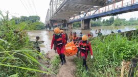 Korban saat dievakuasi ke daratan. Foto: Basarnas Palembang.