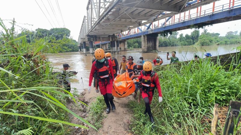 Korban saat dievakuasi ke daratan. Foto: Basarnas Palembang.