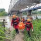 Korban saat dievakuasi ke daratan. Foto: Basarnas Palembang.