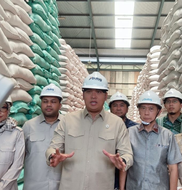 Wamentan Sudaryono usai melakukan pengecekan langsung stok beras di Gudang Bulog Sukamaju, Kota Palembang, Kamis (23/4/2026). Foto : Reza