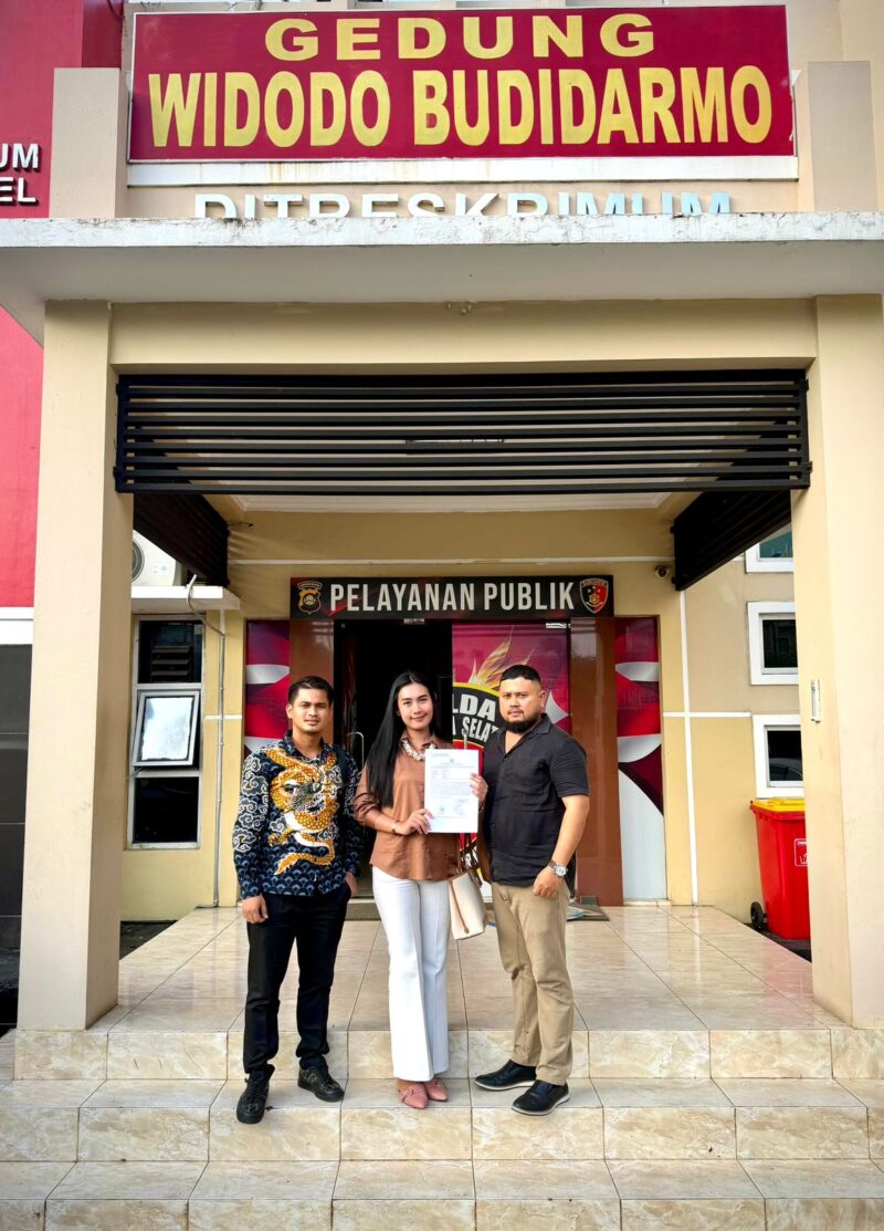 Foto : korban di dampingi kuasa hukumnya membuat laporkan polisi