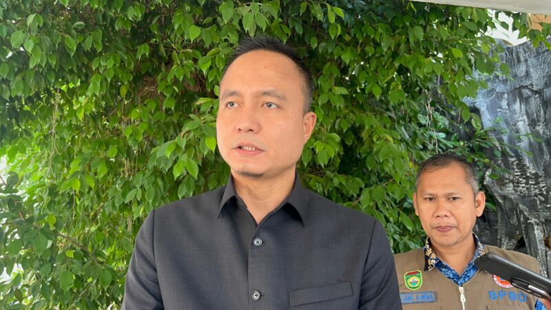 Caption: Kepala Pelaksana Badan Penanggulangan Bencana Daerah (BPBD) Sumsel, M Iqbal Alisyahbana saat diwawancarai langsung, Kamis (23/4/2026). Foto: Tia