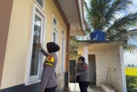 Jumat Bersih, Hati Pun Jernih. Personel Polsek Buay Madang Timur melaksanakan Program BELIDA (Bersih Lingkungan dan Asri) di Mushola Al-Syukur. 