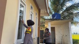 Jumat Bersih, Hati Pun Jernih. Personel Polsek Buay Madang Timur melaksanakan Program BELIDA (Bersih Lingkungan dan Asri) di Mushola Al-Syukur. 