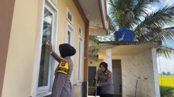 Jumat Bersih, Hati Pun Jernih. Personel Polsek Buay Madang Timur melaksanakan Program BELIDA (Bersih Lingkungan dan Asri) di Mushola Al-Syukur. 