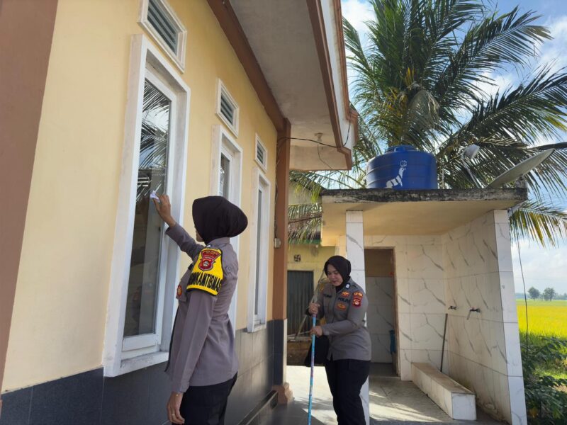 Jumat Bersih, Hati Pun Jernih. Personel Polsek Buay Madang Timur melaksanakan Program BELIDA (Bersih Lingkungan dan Asri) di Mushola Al-Syukur. 