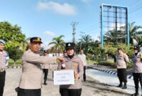Momen personel Polsek Buay Madang Timur saat menyalurkan ZIS di Mako pagi ini.