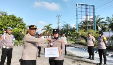 Momen personel Polsek Buay Madang Timur saat menyalurkan ZIS di Mako pagi ini.