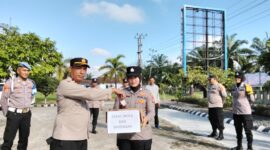 Momen personel Polsek Buay Madang Timur saat menyalurkan ZIS di Mako pagi ini.