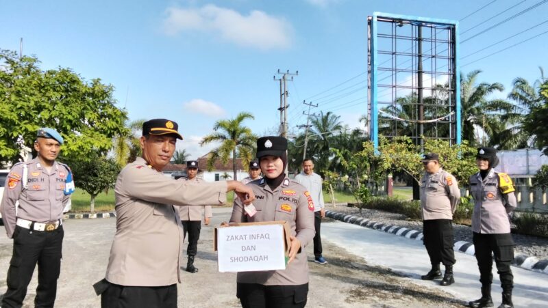 Momen personel Polsek Buay Madang Timur saat menyalurkan ZIS di Mako pagi ini.